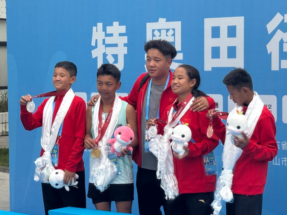 领奖台上的哈达 从高原飘来