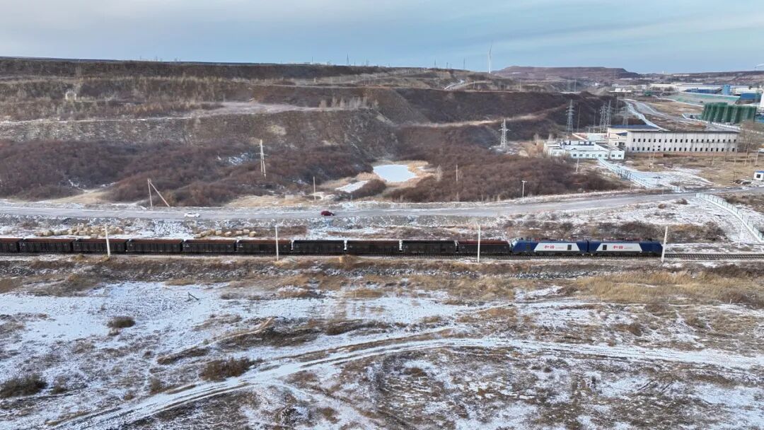 超长火车现身“灯泡线”!时速1公里!