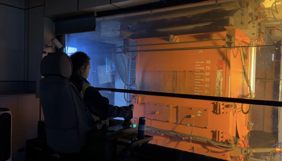 超长火车现身“灯泡线”!时速1公里!