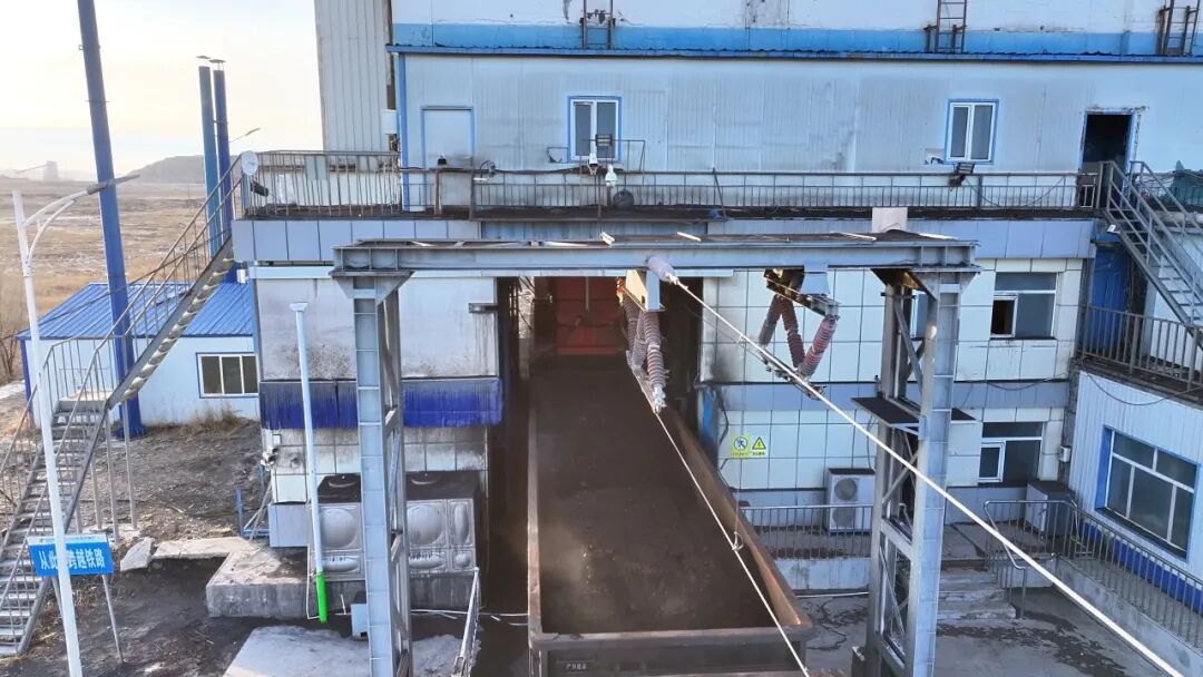 超长火车现身“灯泡线”!时速1公里!