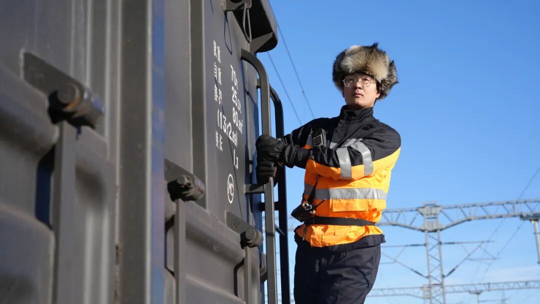 超长火车现身“灯泡线”!时速1公里!