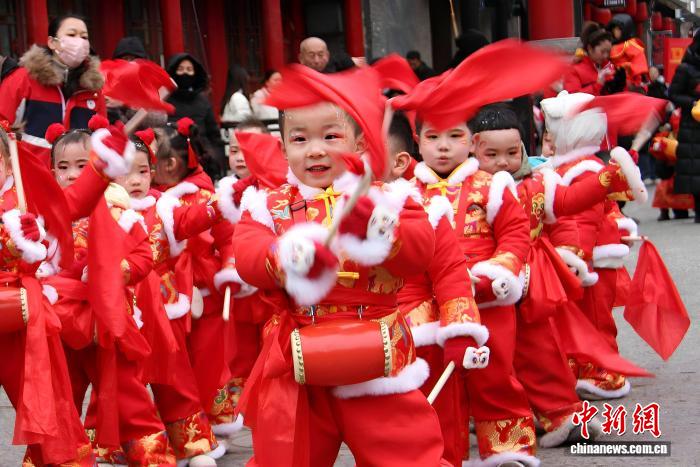 山西祁县：萌娃古城社火展演贺新年