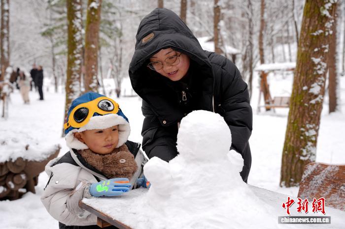 秦岭腹地冰雕雪景美不胜收民众感受冬日浪漫