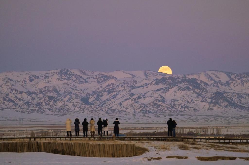 2026“星空剧场”拉开帷幕:超级月亮与流星雨共绘新年“浪漫”夜