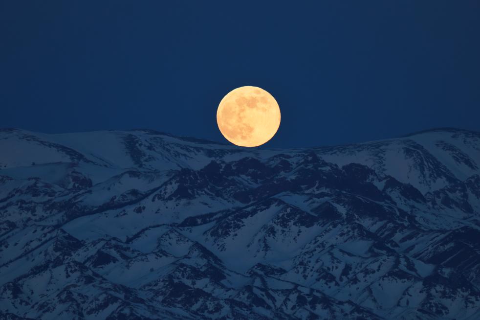 2026“星空剧场”拉开帷幕:超级月亮与流星雨共绘新年“浪漫”夜