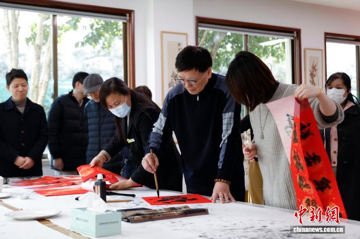 浙江杭州：市民手写春联福字迎新春