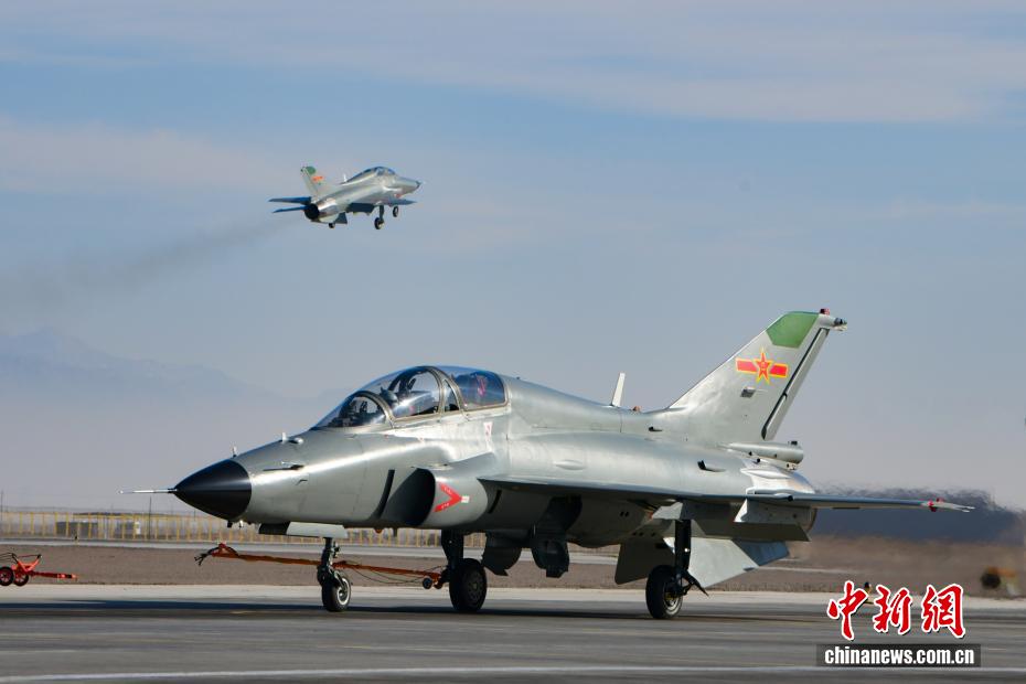 空军西安飞行学院某部开展新飞行员首次单飞训练