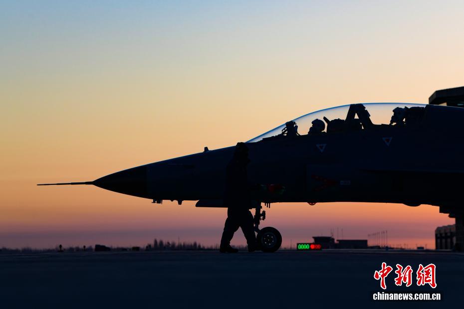 空军西安飞行学院某部开展新飞行员首次单飞训练