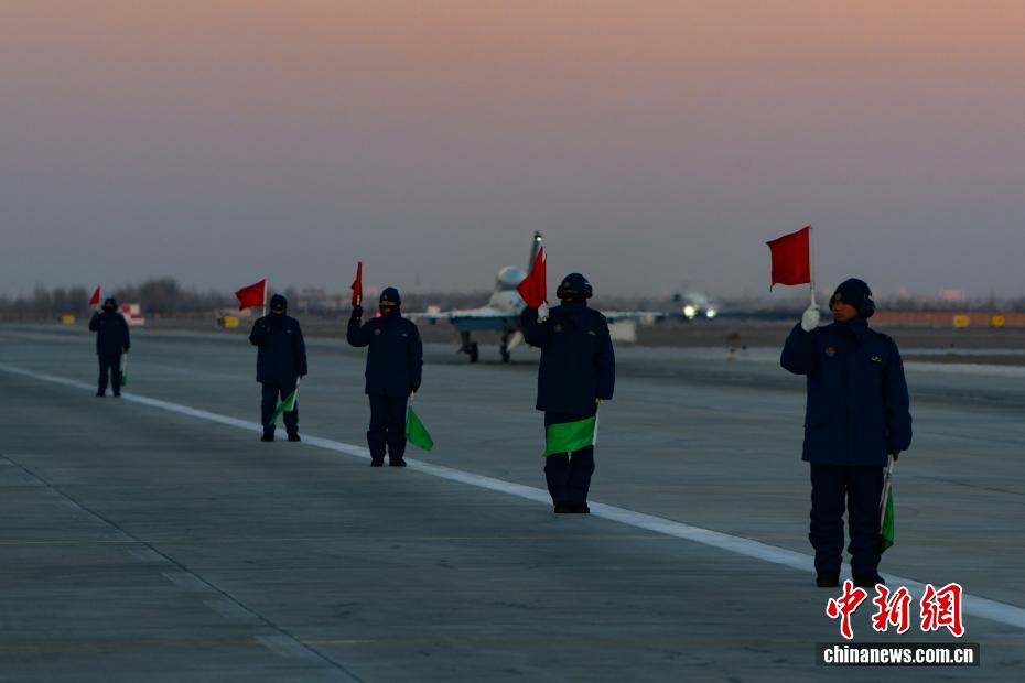 空军西安飞行学院某部开展新飞行员首次单飞训练