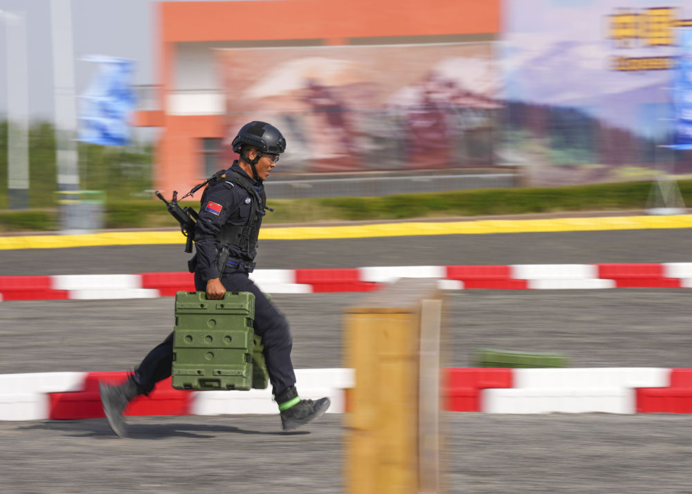 为续写两大奇迹新篇章贡献力量——写在第六个中国人民警察节到来之际 为续写两大奇迹新篇章贡献力量——写在第六个中国人民警察节到来之际
