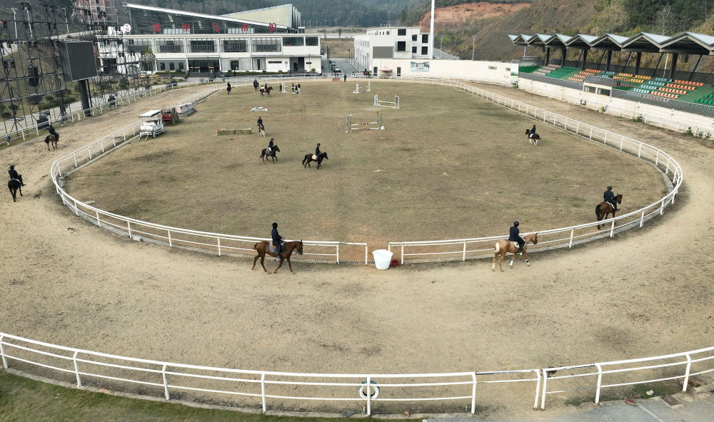 马术让山村青少年握紧“人生缰绳”