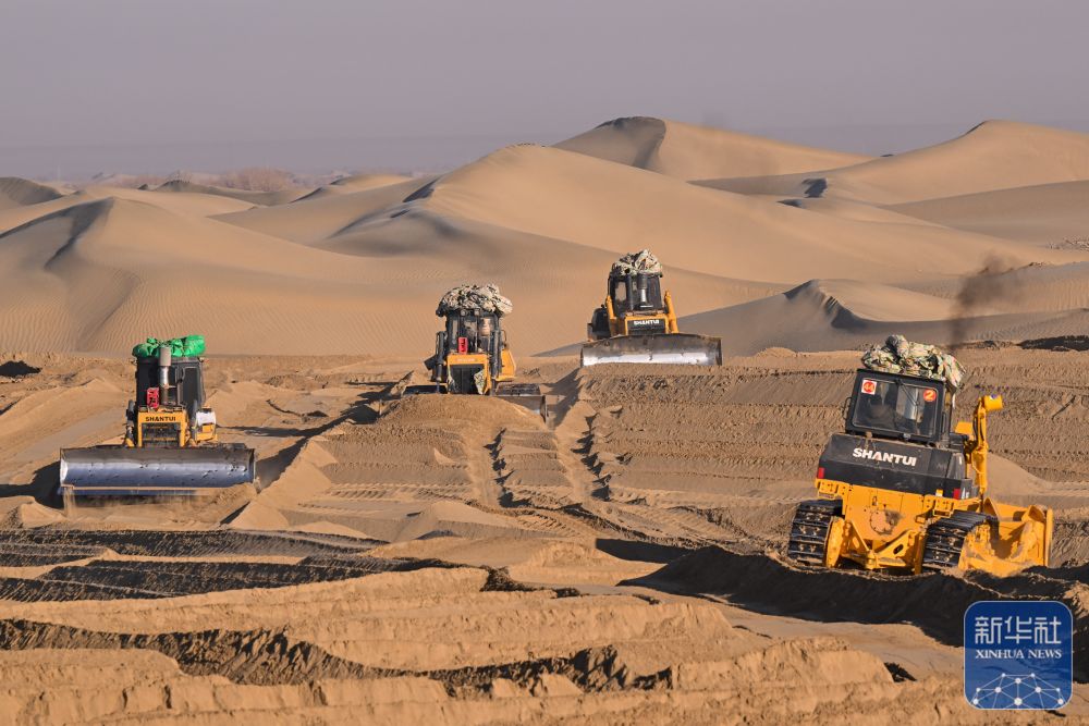 寒冬时节塔克拉玛干治沙正酣 寒冬时节塔克拉玛干治沙正酣