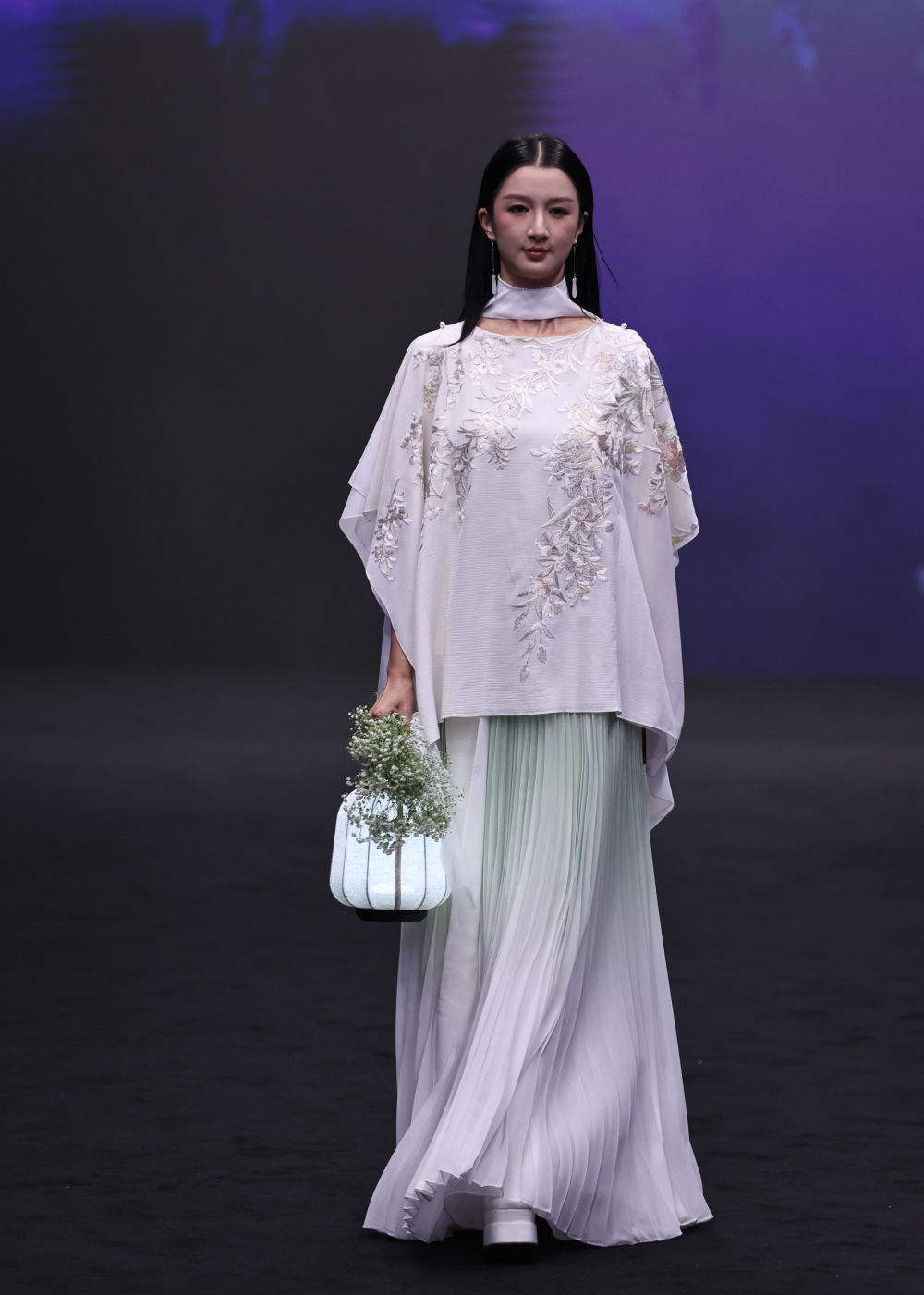 人文经济激活消费新动能｜从街头风景到千亿级市场，“新中式”服装扮靓“新消费”