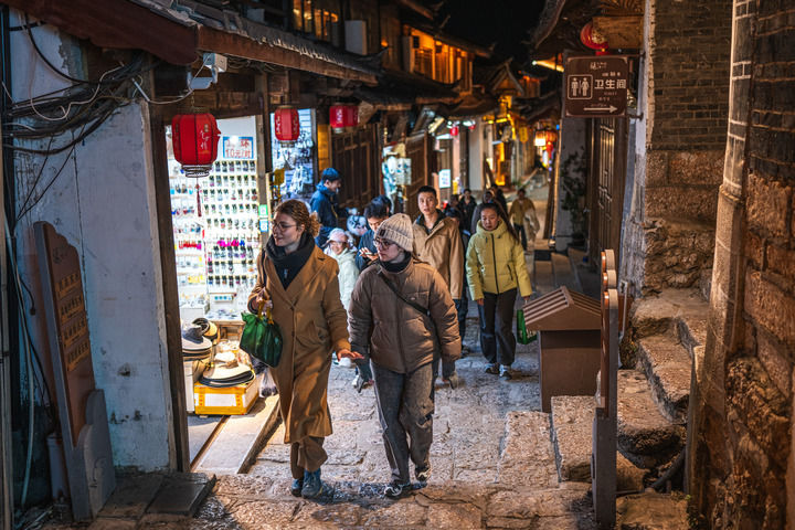 神州大地清风劲——2025年以习近平同志为核心的党中央贯彻执行中央八项规定、推进作风建设综述