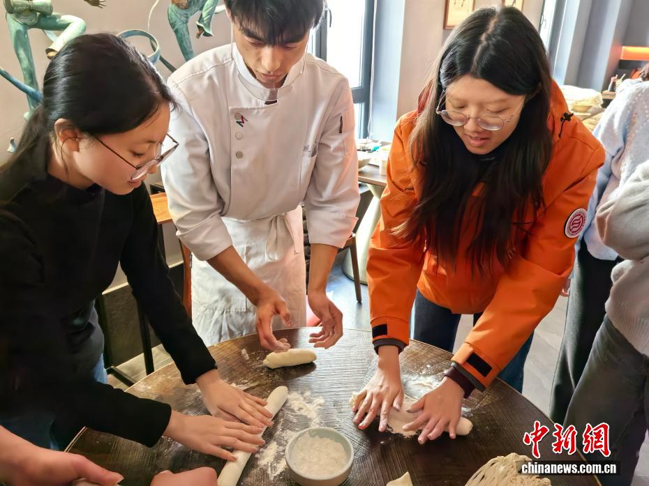 台湾学子畅游黄河之滨:吃牛肉面 观黄河 台湾学子畅游黄河之滨:吃牛肉面 观黄河
