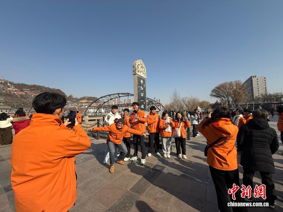 台湾学子畅游黄河之滨：吃牛肉面 观黄河