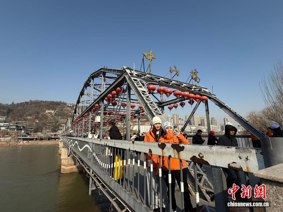 台湾学子畅游黄河之滨：吃牛肉面 观黄河