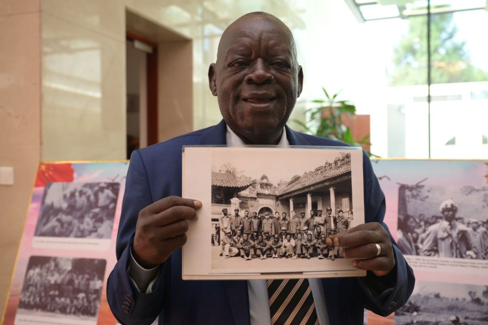 走过峥嵘岁月 共赴现代化新征程——习近平主席复信津巴布韦老战士寄语中非友好续写新篇