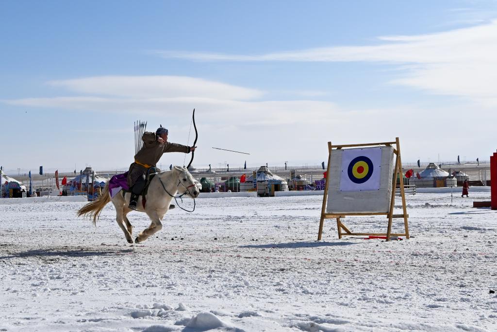 冬日草原上的赛马盛会
