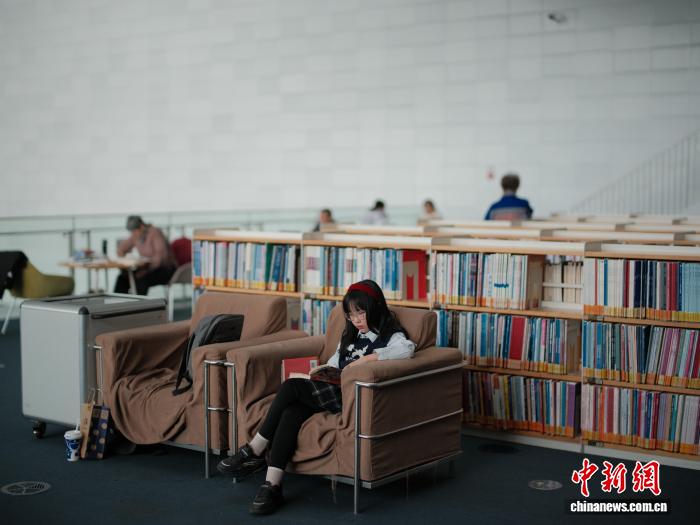 《全民阅读促进条例》施行 天津图书馆成市民周末打卡地