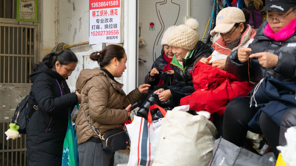 新春走基层｜武汉“零工微站”：缝补时光，织就温暖