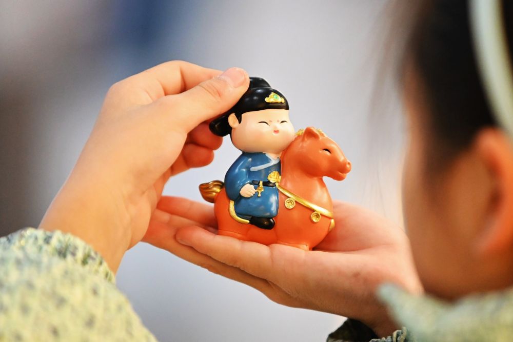 市场最前沿|“马”上有新意 生肖玩具“圈粉”新春市场