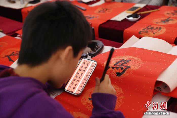 宁夏银川：孩童挥毫迎马年