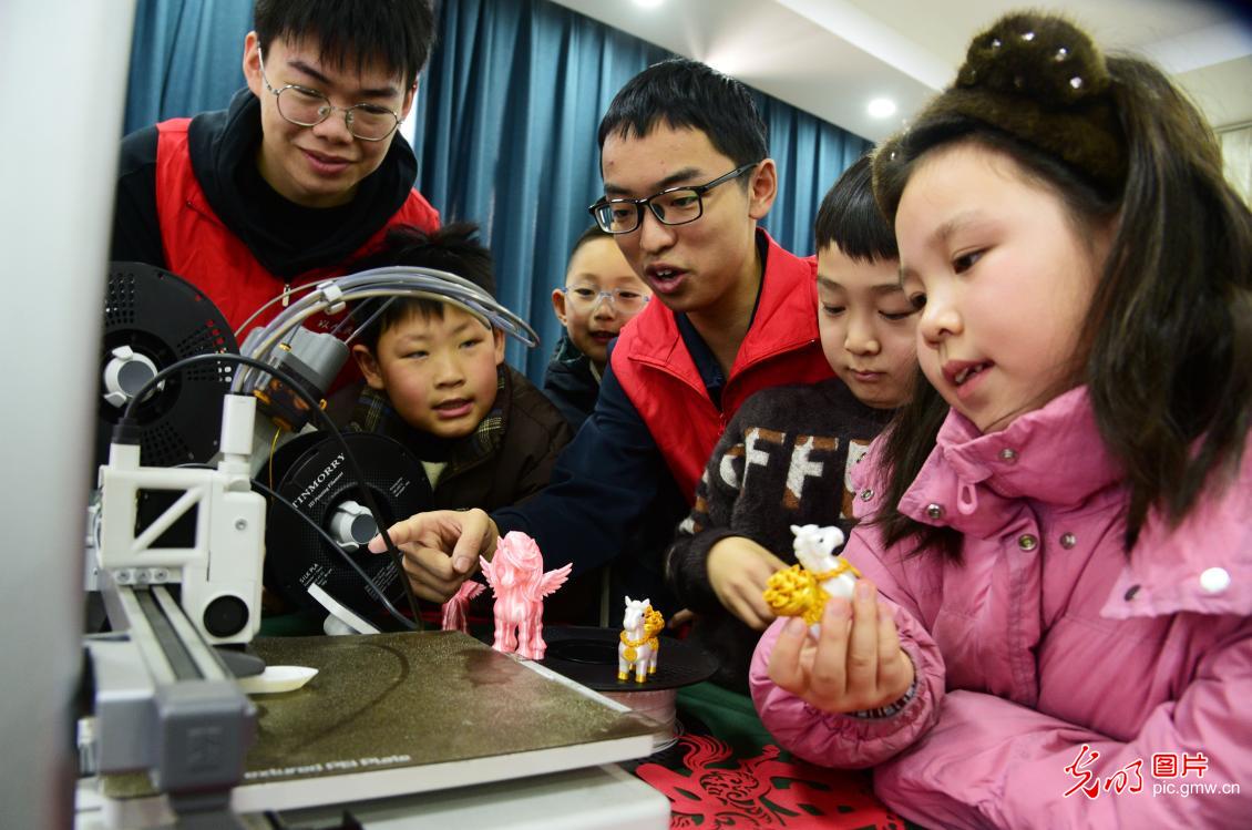 【新春走基层】大手牵小手 返乡学子志愿服务护航成长