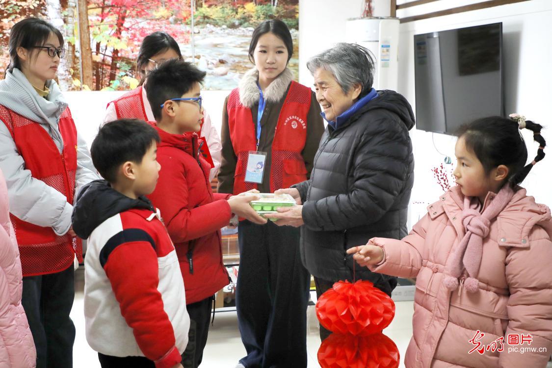 【新春走基层】大手牵小手 返乡学子志愿服务护航成长