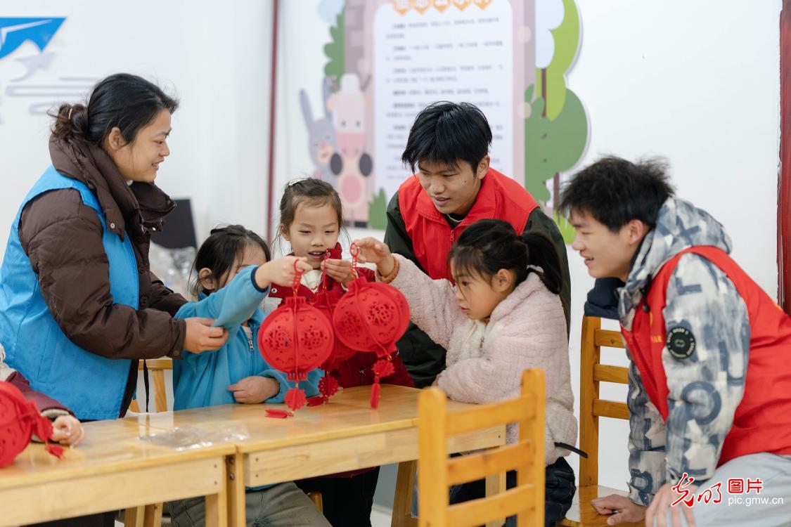 【新春走基层】大手牵小手 返乡学子志愿服务护航成长
