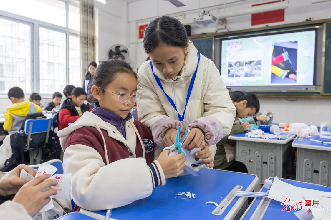 【新春走基层】大手牵小手 返乡学子志愿服务护航成长