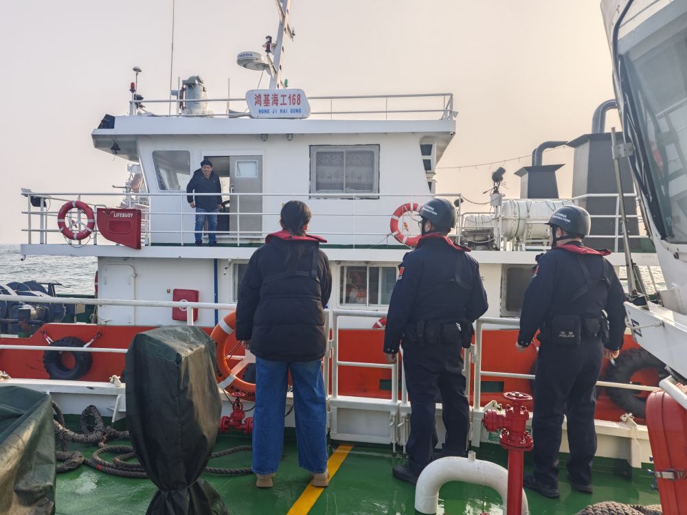 新春走基层·记者体验360行|和移民管理警察一起,守护“海上国门” 新春走基层·记者体验360行|和移民管理警察一起,守护“海上国门”