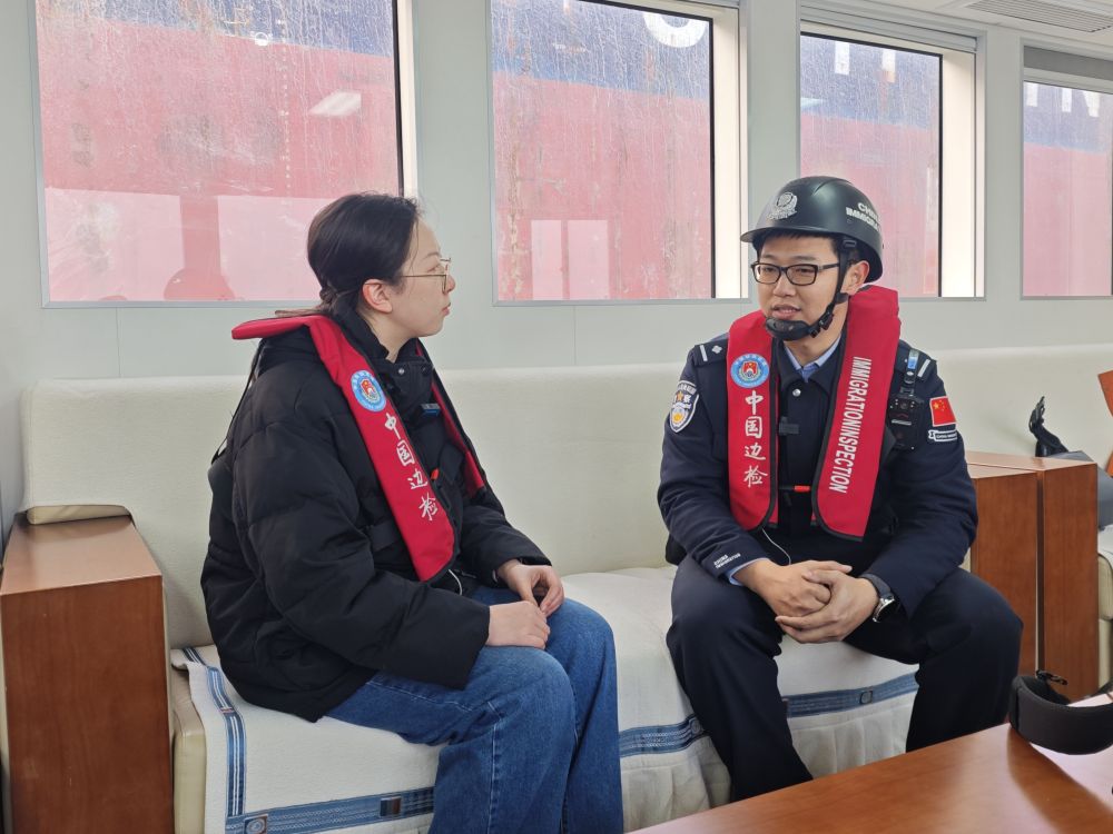 新春走基层·记者体验360行|和移民管理警察一起,守护“海上国门” 新春走基层·记者体验360行|和移民管理警察一起,守护“海上国门”