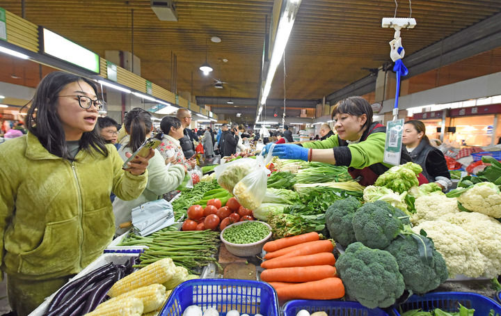 万家灯火守岁时 热气腾腾团圆年——全国各地群众欢度马年除夕