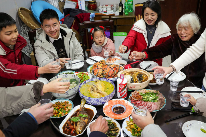 万家灯火守岁时 热气腾腾团圆年——全国各地群众欢度马年除夕