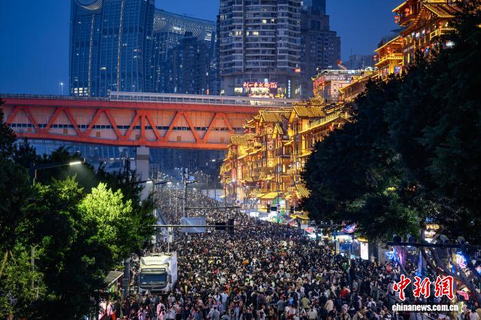 （新春走基层）重庆开启“宠粉”模式洪崖洞前道路封闭供游客安心赏景