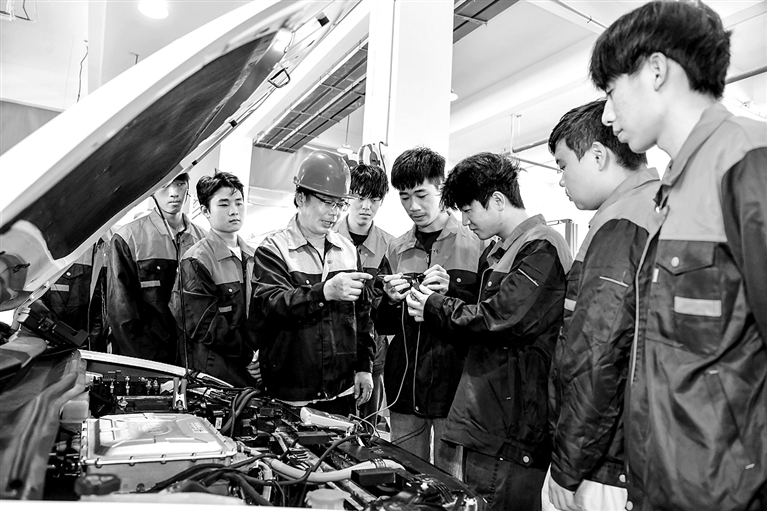 筑基“技能强国”，“双师型”教师如何炼成