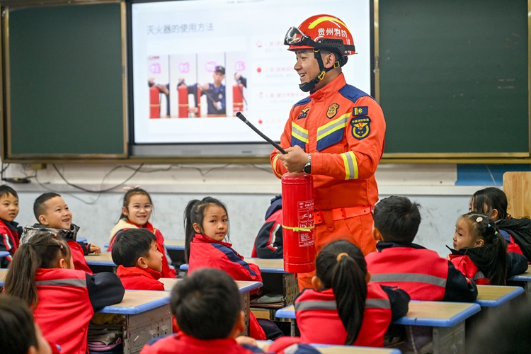 贵州开阳：在校园学消防
