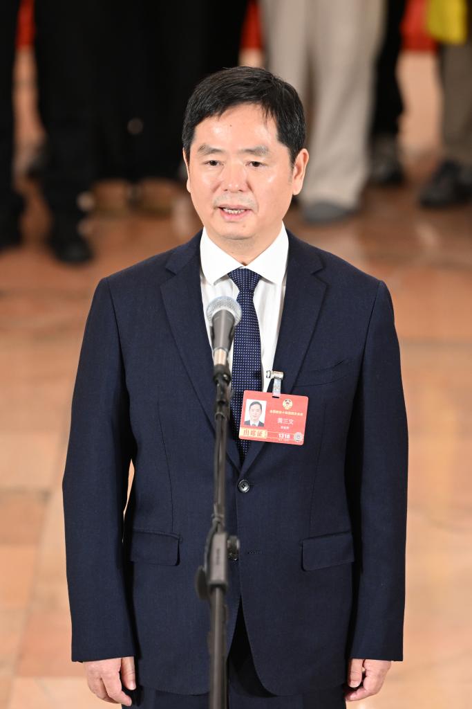 全国政协十四届四次会议首场“委员通道”集体采访活动举行