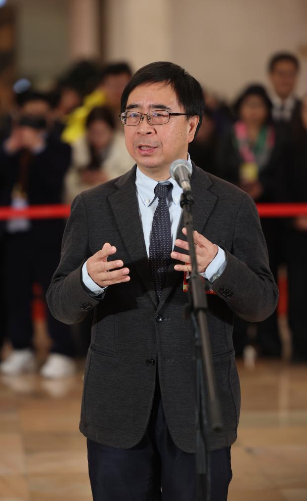 全国政协十四届四次会议首场“委员通道”集体采访活动举行