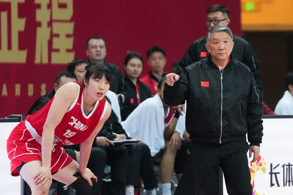 中国女篮热身赛战胜巴西队