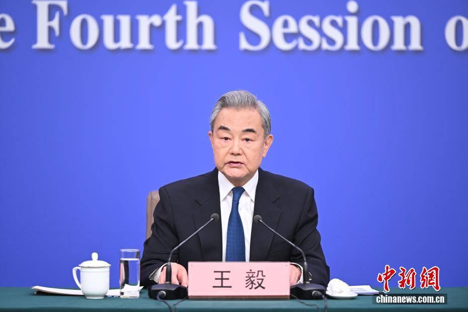 十四届全国人大四次会议举行外交主题记者会