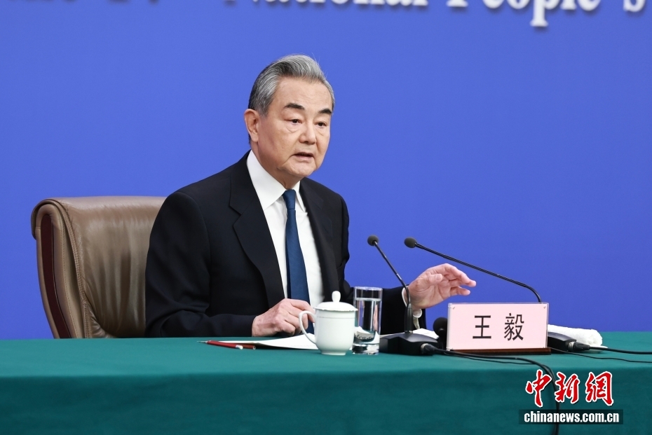 十四届全国人大四次会议举行外交主题记者会