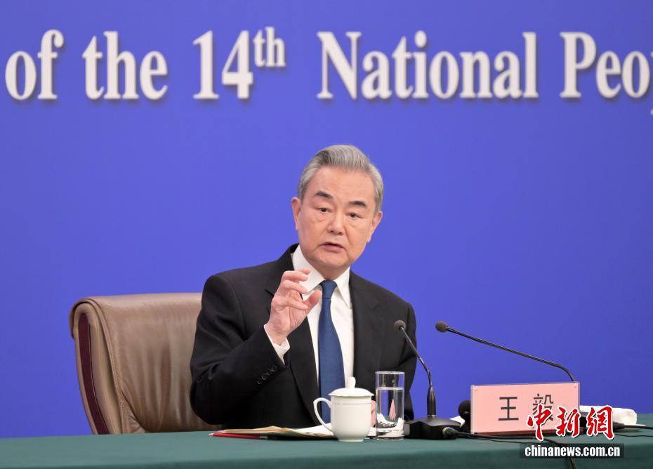 十四届全国人大四次会议举行外交主题记者会