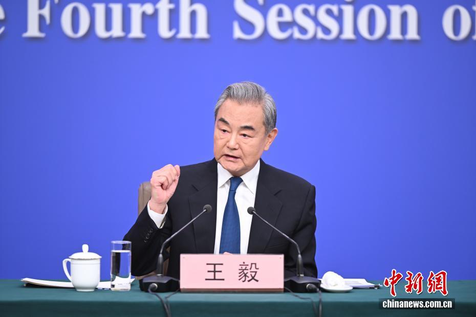 十四届全国人大四次会议举行外交主题记者会