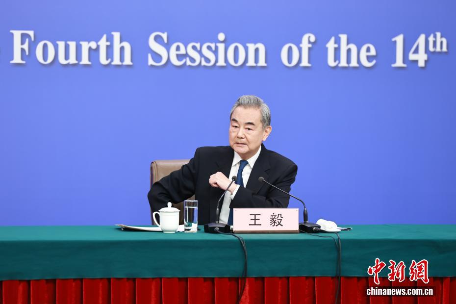 十四届全国人大四次会议举行外交主题记者会