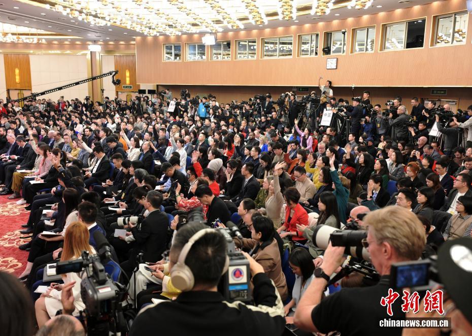 十四届全国人大四次会议举行外交主题记者会