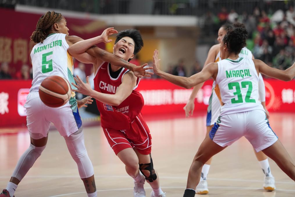 中国女篮热身赛战胜捷克队