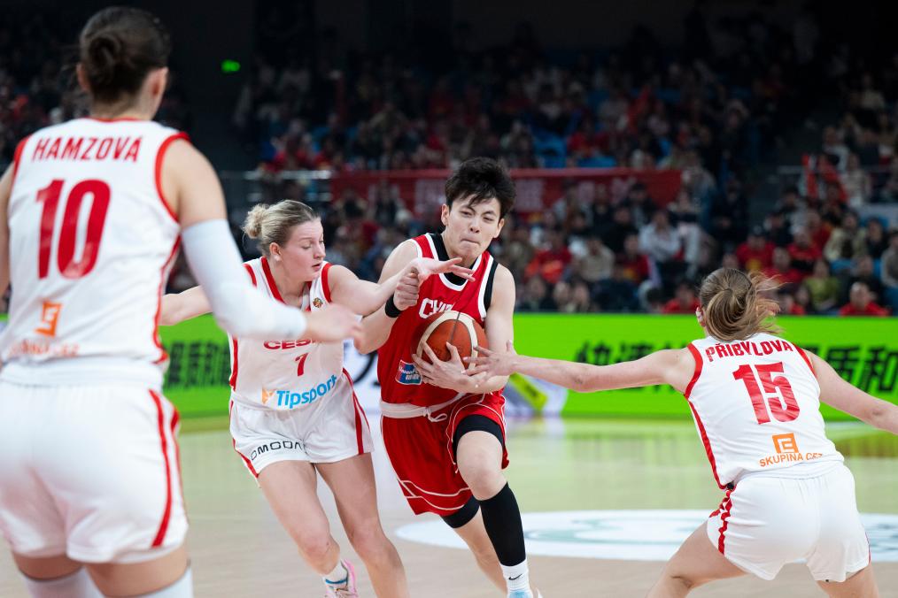 中国女篮热身赛战胜捷克队