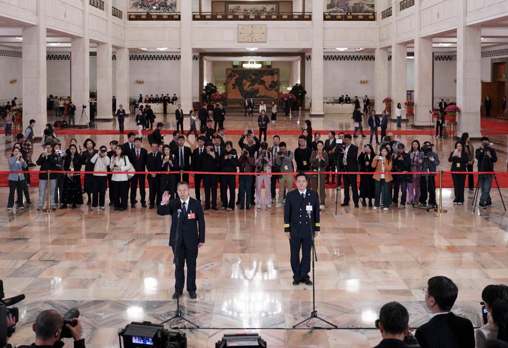 两会丨十四届全国人大四次会议第二场“代表通道”集中采访活动举行